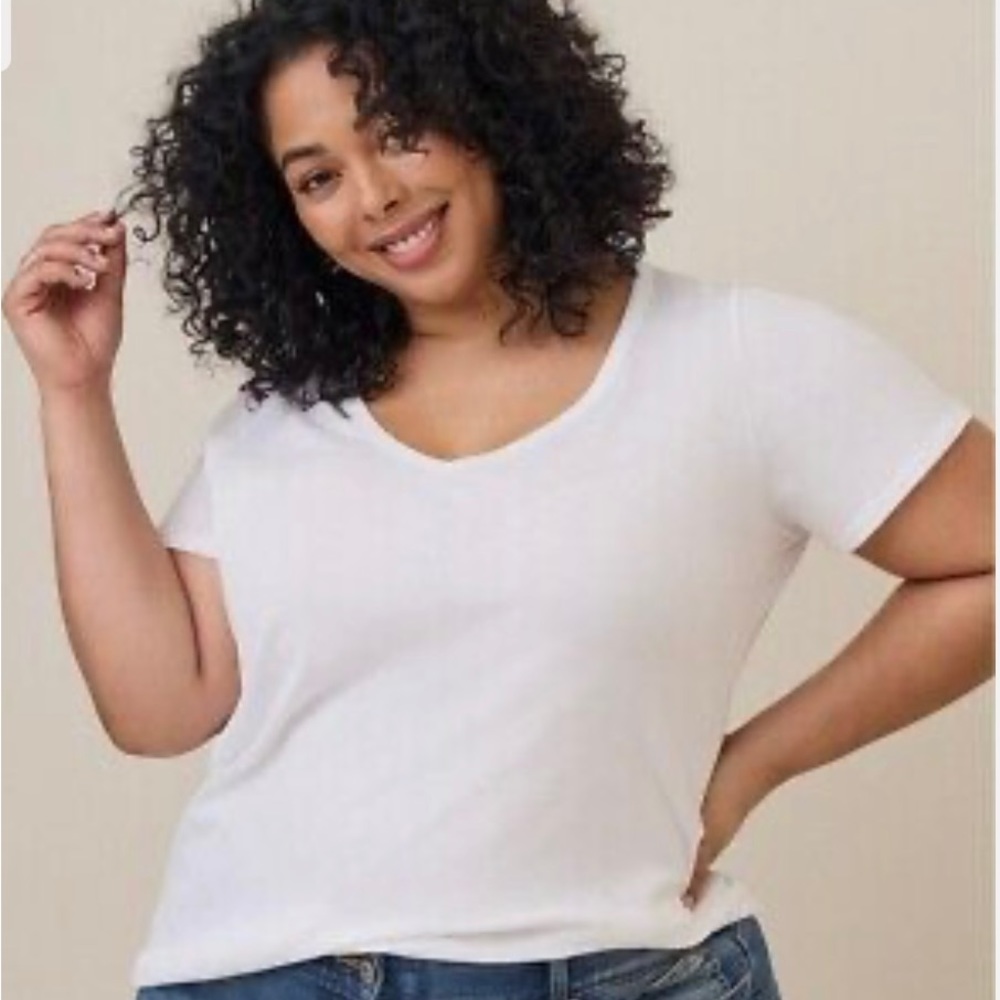 TORRID WHITE V-NECK
CLASSIC FIT TEE TOP SIZE 6X 
NWOT